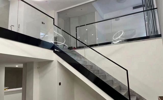 حاجز زجاجي بإطار أسود على ميزانين
