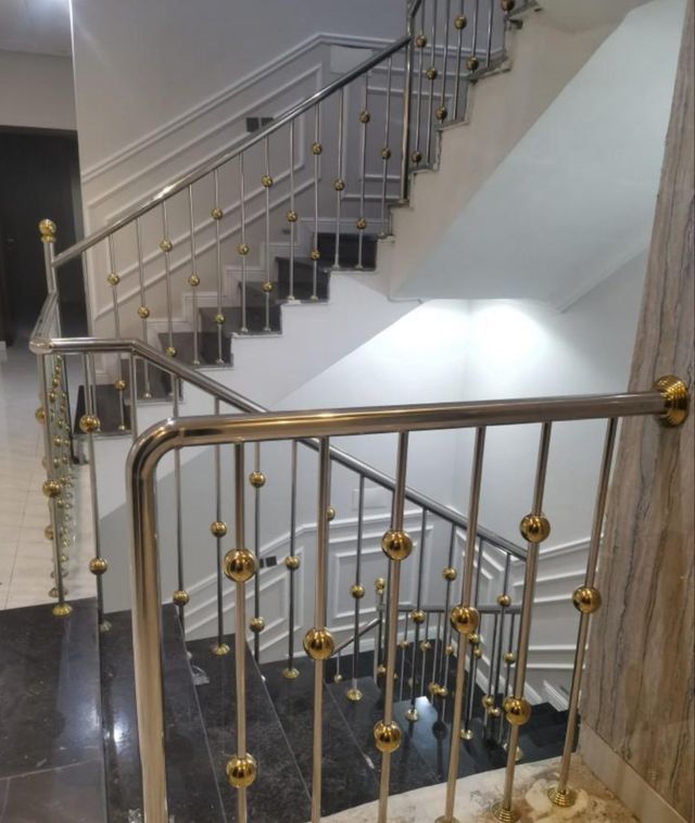 درابزين ستانلس ستيل ونحاس بكرات ذهبية حول بسطة