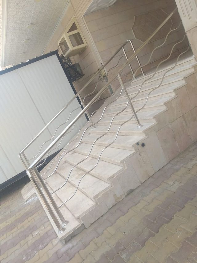 درابزين ستانلس ستيل بنقشة متموجة لدرج خارجي